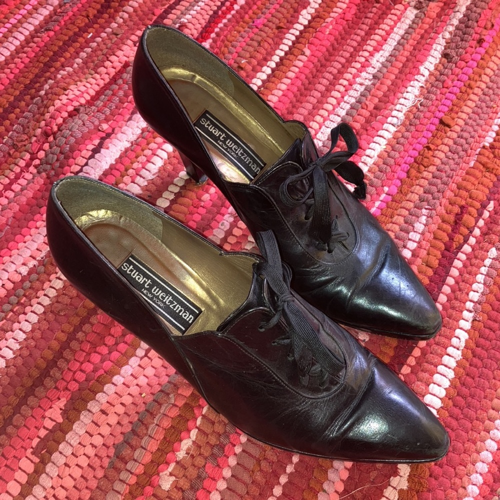 Black pumps